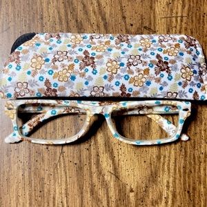 NWT TASHON FLORAL READERS & CASE